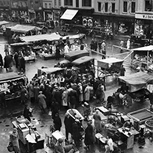 Market Day in the market place at Newbury, Berkshire. December 1935. P007940