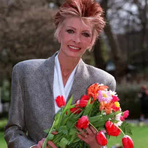 MARTI CAINE, COMEDIENNE HOLDING BOUQUET OF FLOWERS 18 / 03 / 1992