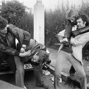 Martin Shaw und Lewis Collins kämpfen mit den Bösewichten auf dem Set der Fernsehserie Martin Shaw und Lewis Collins kämpfen mit den Bösewichten auf dem Set der Fernsehserie