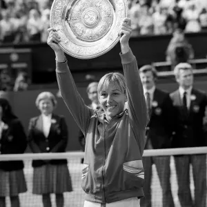Martina Navratilova gana el final femenino de Wimbledon 1982 contra Chris Evert en centro.