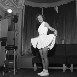 Maureen Connolly vue ici en modélisant son équipement de tennis à Wimbledon. Juin 1953 D3163.
