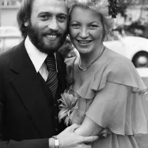 Maurice Gibb von der Popgruppe Bee Gees mit seiner Brauten Yvonne Spenceley nach ihrem