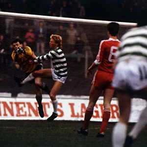 Maurice Johnston & Pat Bonner clear ball from area 1985