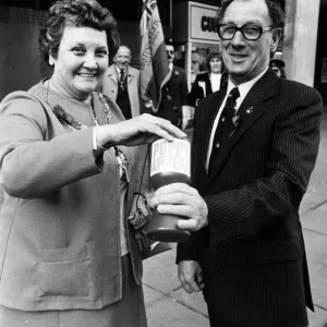 El concejal Minnie Robson del ayuntamiento de Gateshead lanza el apelativo de la papa de Gateshead con Joe.