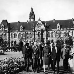 Bürgermeister von Middlesbrough, Ratsmitglied Reg Thompson mit Ratsherren vor dem Rathaus