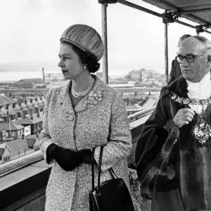 Le maire de Widnes (M. Vincent Nyland) et la reine Elizabeth II jettent un coup d'œil sur. Le maire de Widnes (M. Vincent Nyland) et la reine Elizabeth II jettent un coup d'œil sur.