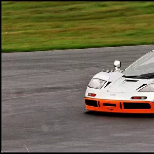 McLAREN F1 RACING CAR AT KNOCKHILL AUGUST 1998 ON BTCC DAY FOR ROAD RECORD