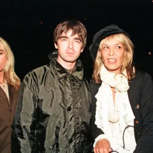 Meg Matthews (gauche) Noel Gallagher et Anita Pallenberg (droite).