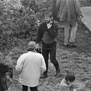 Mel Gibson in discussion with director Franco Zeffirelli during a break in filming Hamlet Mel Gibson in discussion with director Franco Zeffirelli during a break in filming Hamlet