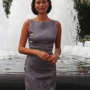 Melanie Sykes Presentadora de Televisión Octubre 1998 lanza nuevo Servicio Plateado.
