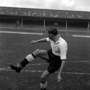 Melryn Mel'Hopkins of Tottenham Football Club. October 1952 C4973-002 Melryn Mel'Hopkins of Tottenham Football Club. October 1952 C4973-002