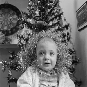 La fête de Noël de la caserne de pompiers Meltham - jeune fille avec des rubans d'alu autour de sa tête.