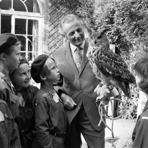 Members of the 222nd Birmingham Brownies at Kings Norton meet Mr Philip Ware