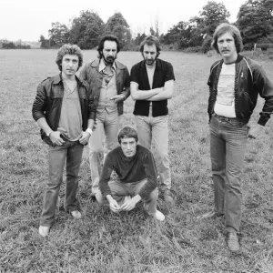 Membres du groupe de rock britannique The Who se tiennent les uns à côté des autres pour faire des photos après le nouveau batteur Kenney.