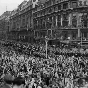 Members of the Household cavalry escort a carriage down Northumberland Avenue