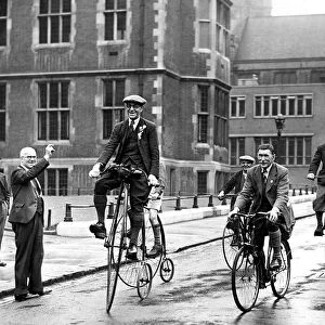 Members of the Old Timers cycle Fellowship setting off form College road