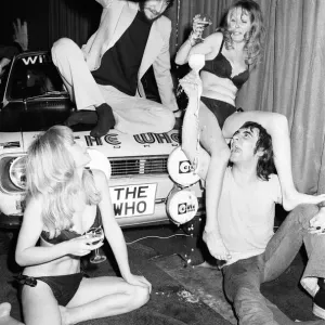 Membres du groupe de rock The Who Keith Moon et Pete Townshend lors d'un lancement pour le £.