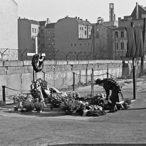 Mémorial pour l'échappé Peter Fechter, à Zimmerstrasse, Berlin, proche de Checkpoint Charlie. Mémorial pour l'échappé Peter Fechter, à Zimmerstrasse, Berlin, proche de Checkpoint Charlie.