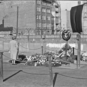 Mémorial pour l'échappé Peter Fechter, à Zimmerstrasse, Berlin, près de Checkpoint Charlie. Mémorial pour l'échappé Peter Fechter, à Zimmerstrasse, Berlin, près de Checkpoint Charlie.