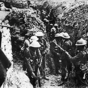 Männer der 1sten Lancasterschützenregiment befestigen Schwerter vor ihrem Angriff Männer der 1sten Lancasterschützenregiment befestigen Schwerter vor ihrem Angriff