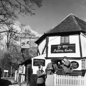Les hommes buvant à leur pub local Ye Olde Fighting Cocks à St. Albans.