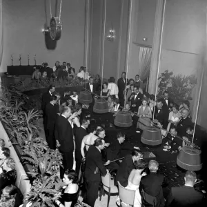 Uomini ai tavoli da gioco nel casinò di Marrakech, Marocco dicembre 1952. Uomini ai tavoli da gioco nel casinò di Marrakech, Marocco dicembre 1952.