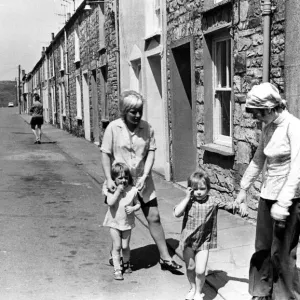 Merthyr - Viejo - Los padres vigilan a sus hijos en Mary Ann Street, Dowlais. Merthyr - Viejo - Los padres vigilan a sus hijos en Mary Ann Street, Dowlais.