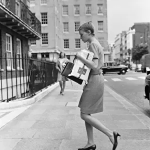 Mia Farrow seen here returning to her Grosvenor Square apartment after a shopping trip