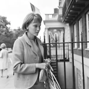 Mia Farrow wife of Frank Sinatra seen here returning to her Grosvenor Square apartment
