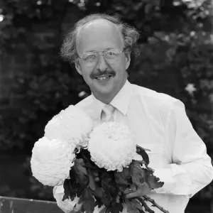 Michael Fish, météorologue de la BBC, photographié avec une nouvelle variété de fleur de Chrysanthème.
