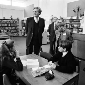 Michael Heseltine visits Chiltern Edge School, Sonning Common. 15th February 1991 Michael Heseltine visits Chiltern Edge School, Sonning Common. 15th February 1991