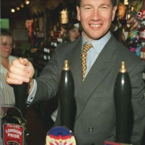 MICHAEL PORTILLO MP PULLING A PINT OF LAGER IN A PUB 09 / 05 / 1995