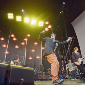 Michael Stipe, chanteur principal du groupe de rock américain R.E.M., se produit au Cardiff Arms Park.