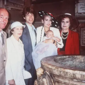 Mick Jagger avec Jerry Hall et famille à la baptême de leur fille Elizabeth.