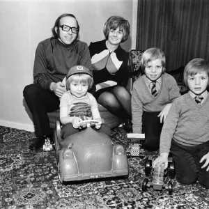 1972 Nobby Stiles Family Print (01097) 1972 Nobby Stiles Family Print (01097)