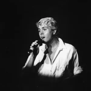 Mickie Nelson von den BucksFizz singt Solo während des Konzerts am Night Out in Birmingham. Mickie Nelson von den BucksFizz singt Solo während des Konzerts am Night Out in Birmingham.