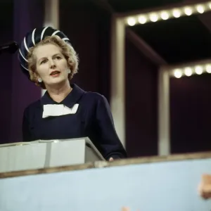Ausbildungsministerin Margaret Thatcher sah sie sich während einer Rede über Slumschulen an. Ausbildungsministerin Margaret Thatcher sah sie sich während einer Rede über Slumschulen an.