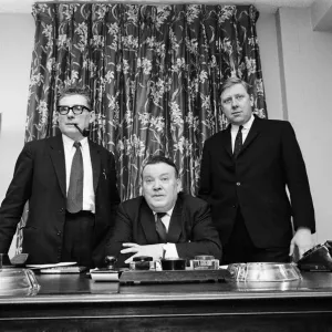 El Ministro de Trabajo Sr. Ray Gunter y sus dos nuevos Secretarios Parlamentarios Ernest.