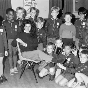 La Sra. Examinadora, Maureen Wigton, ha llamado a un grupo de scouts cubos para ayudarla a recaudar dinero para la Apelación del Perro Guía Stop Press. Los osos cubs de Crosland Moor se unirán a Maureen mientras ella brilla con los niños en una mañana de La Sra. Examinadora, Maureen Wigton, ha llamado a un grupo de scouts cubos para ayudarla a recaudar dinero para la Apelación del Perro Guía Stop Press. Los osos cubs de Crosland Moor se unirán a Maureen mientras ella brilla con los niños en una mañana de
