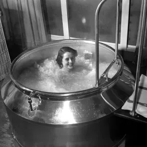 La signorina Helen Rawsthorne, un'impiegata di ufficio della città che riceve il trattamento del bagno turco. La signorina Helen Rawsthorne, un'impiegata di ufficio della città che riceve il trattamento del bagno turco.