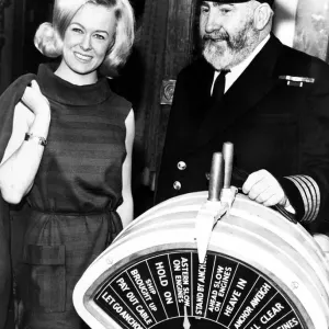 Mademoiselle Liverpool, Maureen Martin, avec le commodore William E Warwick CBE RD RNR qui était.