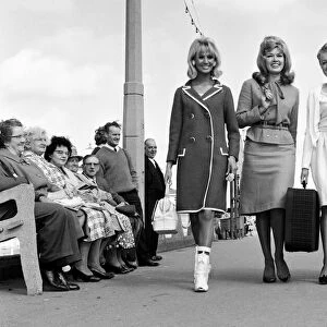 Miss UK contest 1965. Girls arrive at the pool, Maureen Lyne, Sue England