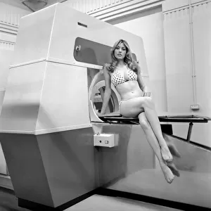 Model Gillian Duxbury with the E. M. I. X-Ray scanner. April 1975 75-1905-001