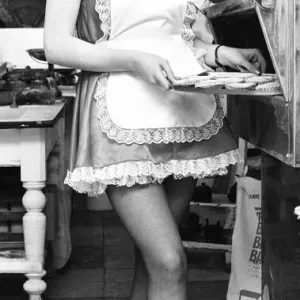 La mannequin Janet Slaven vue ici en train d'aider à mettre ses tartelettes de viande dans le four décembre 1982. La mannequin Janet Slaven vue ici en train d'aider à mettre ses tartelettes de viande dans le four décembre 1982.