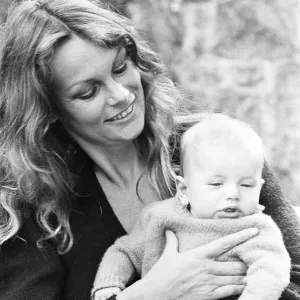 La modelo Jean Shrimpton, de 36 años, fotografiada con su hijo bebé Thaddeus, de 3 meses. La modelo Jean Shrimpton, de 36 años, fotografiada con su hijo bebé Thaddeus, de 3 meses.