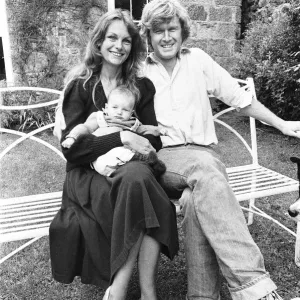 La modelo Jean Shrimpton, de 36 años, fotografiada con su esposo Michael Cox y su hijo recién nacido Thaddeus. La modelo Jean Shrimpton, de 36 años, fotografiada con su esposo Michael Cox y su hijo recién nacido Thaddeus.