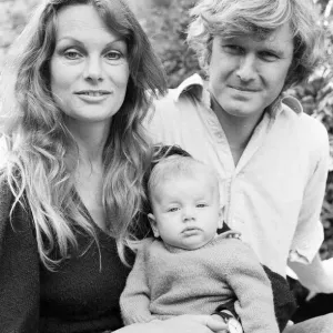 La modelo Jean Shrimpton, de 36 años, fotografiada con su esposo Michael Cox y su hijo bebé Thaddeus. La modelo Jean Shrimpton, de 36 años, fotografiada con su esposo Michael Cox y su hijo bebé Thaddeus.