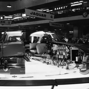 Modèle du nouveau MGB GT de 1800 cc de voiture sportive, coupé en deux à l'exposition automobile d'Earls Court.
