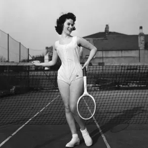 La modèle Norma Parnell portant un romper en coton blanc avec une chemise de camisole. La modèle Norma Parnell portant un romper en coton blanc avec une chemise de camisole.