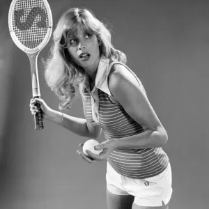 Le mannequin Stéphane Mclean modèle la mode de tennis, y compris des short par Fred Perry. Le mannequin Stéphane Mclean modèle la mode de tennis, y compris des short par Fred Perry.